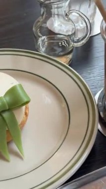 Buzlu kahve kremalı pasta ve yeşil fiyonk bir restoranda lezzetli atıştırmalıklar. Lüks bir otel restoranında nefis lüks bir kahvaltı.