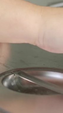 Endüstriyel mutfak 4K görüntülerinde paslanmaz mutfak tezgahını temizleyen kişi. Yüksek kalite 4k görüntü