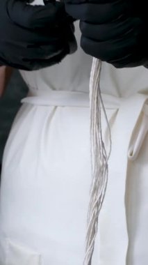 Caciocavallo kabak peyniriyle ev yapımı peynir fabrikasında adım adım kachakovala peyniri nasıl hazırlanır? Siyah lateks eldivenli kadın elleri İtalya 'da lezzetli bir ürün hazırlar. 4k