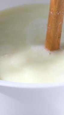 Caciocavallo kabak peyniriyle ev yapımı peynir fabrikasında adım adım kachakovala peyniri nasıl hazırlanır? Siyah lateks eldivenli kadın elleri İtalya 'da lezzetli bir ürün hazırlar. 4k