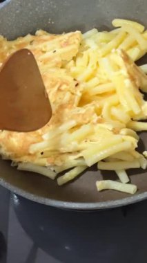 Tayland yemeği, Pad Thai, oldukça siyah bir sobada pişiriliyor. Makarnayla omlet kızart ve güveci başarıyla farklı yönlere dağıt.