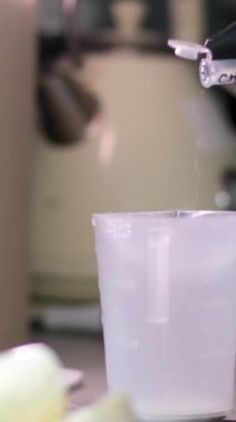 Peynir fabrikası yoğurt, kabak peyniri, mozzarella ve diğer peynir çeşitlerini hazırlıyor. Yüksek kalite 4k görüntü