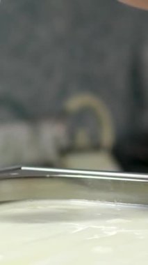 Caciocavallo kabak peyniriyle ev yapımı peynir fabrikasında adım adım kachakovala peyniri nasıl hazırlanır? Siyah lateks eldivenli kadın elleri İtalya 'da lezzetli bir ürün hazırlar. 4k