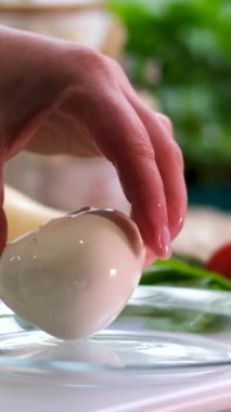 Yeni yapılmış Mozzarella peyniri ev koşulları üzerine bir tabak koyun. Doğal süt ürünleri peynir fabrikasından pencere kenarındaki çiftlik evinde pişirilen pencere tohumları. Yüksek kalite 4k görüntü
