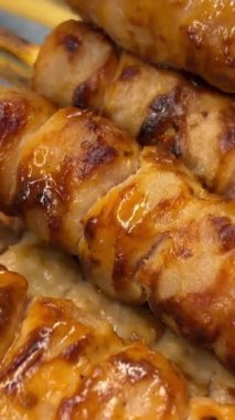 Sosis ve buğday hamuruyla hazırlanmış mısır unu eklenmiş mısırlı sosis, yakın çekim. Yüksek kalite 4k görüntü