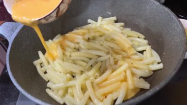 Tayland yemeği, Pad Thai, oldukça siyah bir sobada pişiriliyor. Makarnalı omlet.