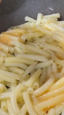 Tayland yemeği, Pad Thai, oldukça siyah bir sobada pişiriliyor. Makarnalı omlet.