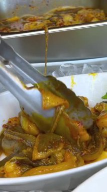Vietnam 'da bir restoranda, salamura edilmiş ahtapotlar yemek pişirmeden önce açık büfeye konur. Yüksek kalite 4k görüntü