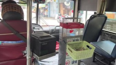 Otobüs durağındaki otobüs durağı için ödenen para toplu taşıma aracı Ho Chi Minh City Vietnam 05.14.2024 