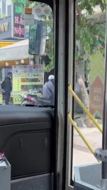 Otobüs durağındaki otobüs durağı için ödenen para toplu taşıma aracı Ho Chi Minh City Vietnam 05.14.2024 
