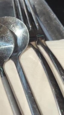 Mutfak masasındaki çatalı temizleyin. Yüksek kalite 4k görüntü