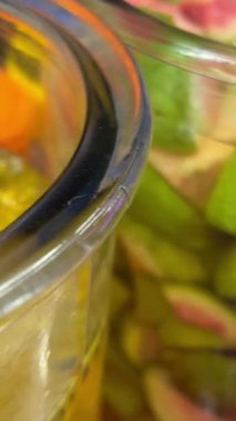 Gıda pazarında tutku meyveleri guava tropikal ülkesi Vietnam Ho Chi Minh City sokak yemekleri. Yüksek kalite 4k görüntü