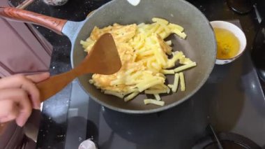 Tayland yemeği, Pad Thai, oldukça siyah bir sobada pişiriliyor. Makarnayla omlet kızart ve güveci başarıyla farklı yönlere dağıt.