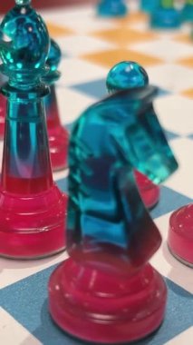 Satranç sahasında farklı renkte, sarı ve mavi mavi satranç tahtasında her şey oyun için hazır. Yüksek kalite 4k satranç oyunu başlatıyor