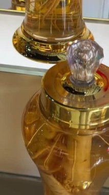 Ginseng köklerini kurutan kamera hareketi. Vietnam Ho Chi Minh Şehri 05.24.2024