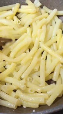 Yemek için yemek hazırlıyorum. Şef, restoranın mutfağında tavada makarna pişiriyor. İtalyan mutfağı. Lezzetli yemek. Yüksek kalite 4k görüntü