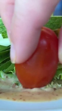 Bir tabakta salatalık, domates ve yeşillik, hafif sosa Cherry domatesi, diyet yemeği, vejetaryenlik, yemeğinizi çeşitlendirin. Yüksek kalite 4k görüntü