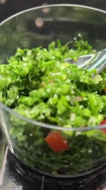 Sebzeli salata. Organik vejetaryen salatası. Diyet Sağlıklı Yemek. Diyette çiğ vejetaryen yemeği. Vejetaryen Kilo Veren Salata Dengeli Yiyecekler. Diyet yapan süper yiyecekler organik gıda salatası. Marul Yaprakları 