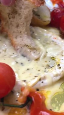 Peynir tabağı, aperatif aperatif masası. Fırında sarımsak soslu ve baharatlı peynirli camembert peyniri. Peynirli kraker ve kızarmış ekmek. Peynir uzar, damlar. Ev yapımı krem peynir fırında..