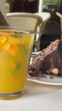 Bir adam deniz dikenli çayla limonu kaşıkla karıştırıyor. Yakın plan. Bağışıklık güçlendirici içecek. Yüksek kalite 4k görüntü