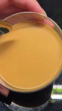 tereyağlı lezzetli tartlar ve fındıklı karamel, masada dönen taze lezzetli pasta. Yüksek kalite 4k görüntü