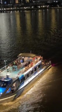 Saigon gece konaklama trafiği lüks oteller tatil gezileri şehir merkezinin yeni bir bölgesinde yüksek gökdelenler Kara gökyüzü nehri insanları gerçek hayat Ho Chi Minh Şehri, Vietnam 05.10.2024 