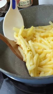 Tayland yemeği, Pad Thai, oldukça siyah bir sobada pişiriliyor. Makarnalı omlet.