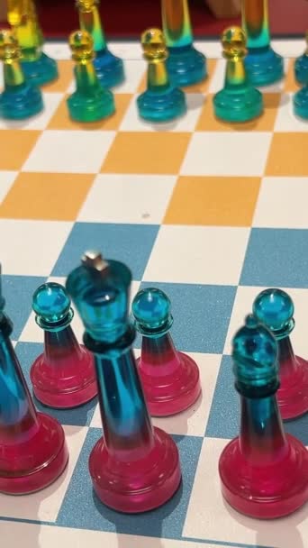 Σκάκι Παιχνίδι Γυαλί Σκάκι Διαφόρων Χρωμάτων Κίτρινο Και Μπλε Κόκκινο — Αρχείο Βίντεο