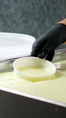 Peynir fabrikası yoğurt, kabak peyniri, mozzarella ve diğer peynir çeşitlerini hazırlıyor. Yüksek kalite 4k görüntü