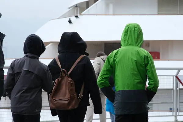Kanada 'nın göbeğinde yağmurlu bir bahar var. Büyük anne ve büyük baba, şemsiyeli kadın ve erkekler, valizli insanlar, şehirde gezen yerel turistler. Merkezde yağmur var. Vancouver Kanada İngiliz Kolombiyası 05.04.2024