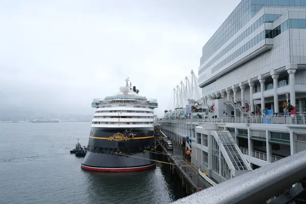 Kanada 'nın göbeğinde yağmurlu bir bahar var. Büyük anne ve büyük baba, şemsiyeli kadın ve erkekler, valizli insanlar, şehirde gezen yerel turistler. Merkezde yağmur var. Vancouver Kanada İngiliz Kolombiyası 05.04.2024