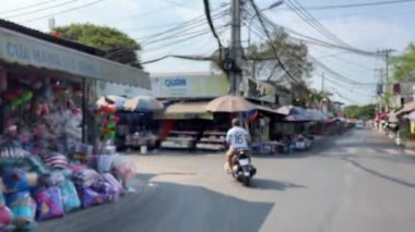 Trafiği yoğun olan Saigon 'un sokak manzarası ve yolda inanılmaz miktarda motosiklet ya da scooter. Ho Chi Minh Şehri Vietnam 05.28.2024