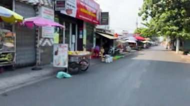 Ho Chi Minh Şehri motosikletleri maskeli ve miğferli insanlar taşıma araçlarıyla şehirde hızlı bir şekilde dolaşıyorlar. Vietnam Ho Chi Minh Şehri 05.28.2024