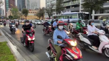 Gece yarısı Ho Chi Minh şehir merkezi yeni alan gökdelenleri büyük nehir ve köprü arabaları motosikletler büyük şehir turizminde gerçek hayat trafiği. Yüksek kalite 4k görüntü