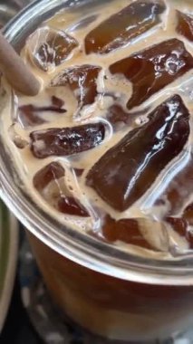 Buzlu kahveyi yakından karıştırıyorum. Kafe. Yüksek kalite 4k görüntü