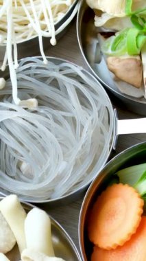 Havuç ıspanak tabakta mavi lahana eti sebzesi bırakır. Mantarlar yeşil soğan her şey Vietnam Asya mutfağı sebze salatası hazırlamak için. Vietnam sebze çorbası