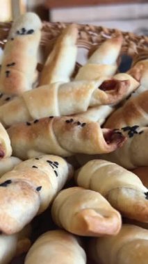 Hasır tabakta Ukrayna mutfağı var. Simitler denilen küçük kruvasanlar var. Evde pişirilmiş lezzetli bir tatlı. Yüksek kalite 4k görüntü