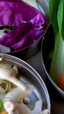 Havuç ıspanak tabakta mavi lahana eti sebzesi bırakır. Mantarlar yeşil soğan her şey Vietnam Asya mutfağı sebze salatası hazırlamak için. Vietnam sebze çorbası