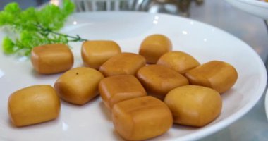 Curry puff ya da Epok-Epok, çıtır spiral kabuğu olan geleneksel Asya atıştırmalığıdır. Tayland usulü çıtır körili puf konsepti. Asya usulü kızarmış turta, körili börek, popüler Tayland pastanesi. 