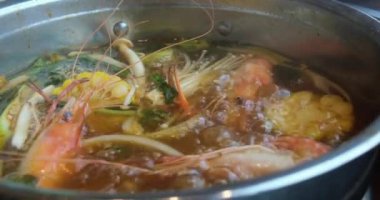 Tom yum kung, baharatlı Tayland Tom çorbası beyaz kâse karides çorbası. Yüksek kalite