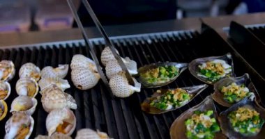 Yeşil soğanlı kabuklar peynirli ızgara deniz tarağı. Yüksek kaliteli FullHD görüntüler