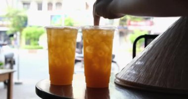 Vietnam 'da yeşil portakallardan meyve suyu sıkan mükemmel bir kadın sokakta sağlıksız meyve sıkacağı. Yüksek kaliteli FullHD görüntüler