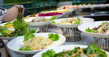 Lokantada kanepeler, sebzeler ve otlarla dolu bir açık büfe masasının yakın çekimi. Bir ziyafet masasında kanepe, sebze ve otların yakın çekimi. Yüksek kaliteli FullHD görüntüler