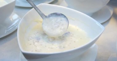 Sütlü tatlı. Jöleli puding. Otantik Che Thai Vietnam meyveli kokteyli içmek için sıvı yapışkan katkı maddeleri. Vietnam Çimeni Jöleli Süt Tatlısı