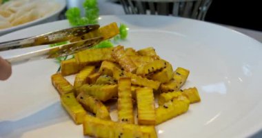 Beyaz arka planda bir tabak lezzetli patates kızartması. Yüksek kalite fotoğraf