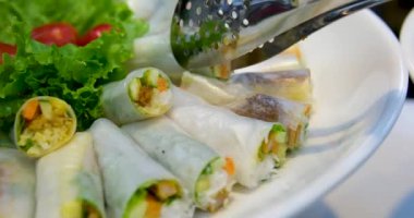 Karides ve sebzeli börek yakın çekim makrosu. Pilav kağıtlı karides rulosu. Taze Vietnam böreği pişiriyorum. Sağlıklı yiyecekler. Yüksek kalite 