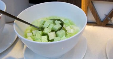 Jöle yeşili puding parçaları. Otantik Che Thai Vietnam meyveli kokteyli içmek için sıvı yapışkan katkı maddeleri. Vietnam Çim Jölesi ve Süt Tatlısı