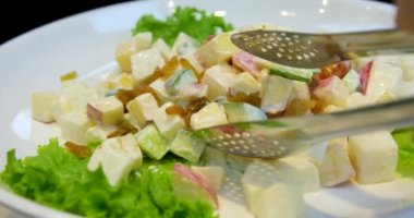 Olivier Rus salatası mayonezli klasik bir tarif, inanılmaz bir tat, ev yapımı tarif. Bir restorandan patates salatası büfesi almak.