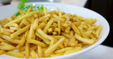 Beyaz bir tabakta yakın plan patates kızartması. Restoranda yemek servisi. Yüksek kalite fotoğraf
