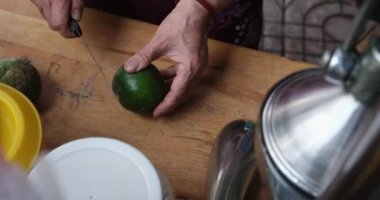 Vietnam 'da yeşil portakallardan meyve suyu sıkan mükemmel bir kadın sokakta sağlıksız meyve sıkacağı. Yüksek kaliteli FullHD görüntüler
